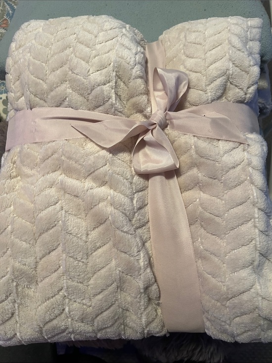 Source Unknown Other - Plush Chevron Throw Blanket in Cream